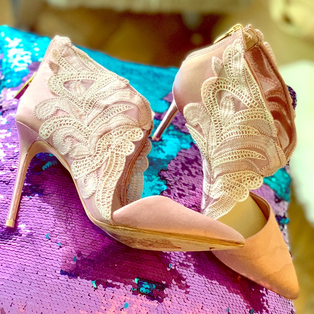 Vince Camuto pink satin embroidered pump